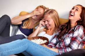 des jeunes filles regardent la télé