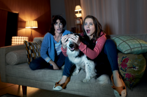 des copines regardent un film avec leur chien