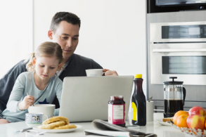 père et son fils prennet le petit déjeuner