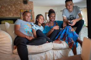 jeunes qui regardent la télé