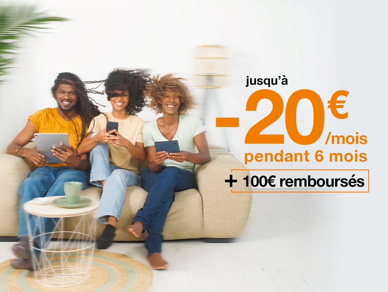 trois jeunes avec devices profitant de la puissance du wifi dans le canapé