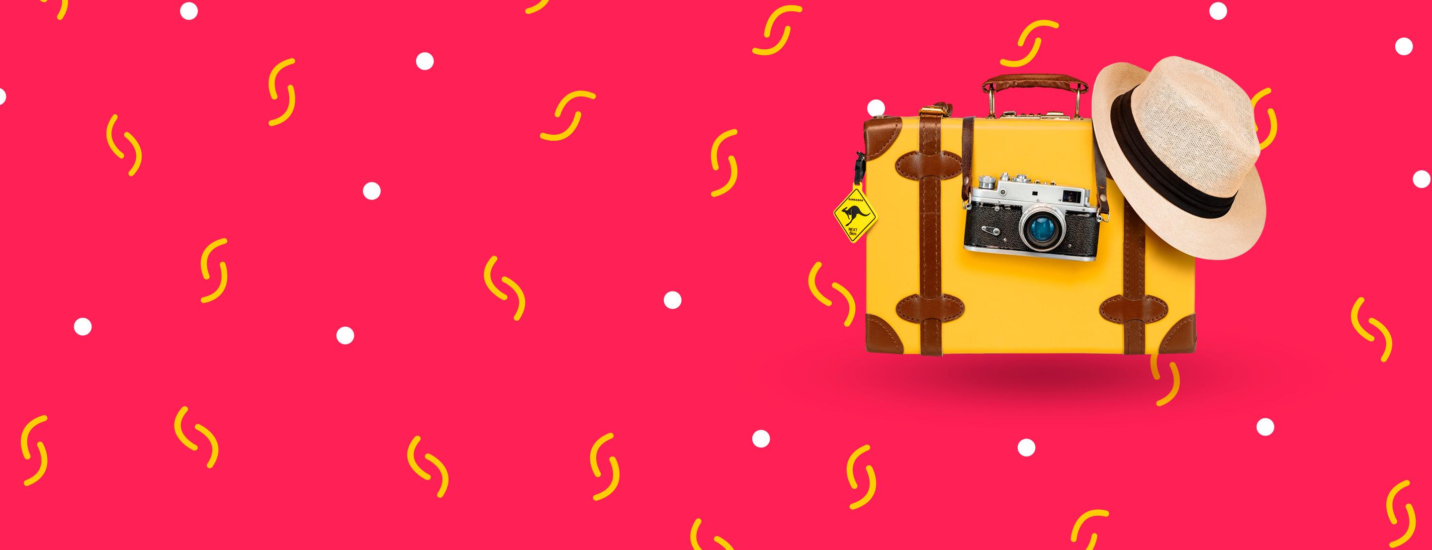 Valise jaune avec un chapeau et un appareil photo sur fond rose avec motifs colorés.