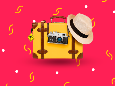 Valise jaune avec un chapeau et un appareil photo sur fond rose avec motifs colorés.