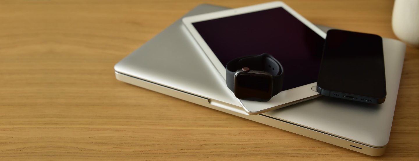 Empilement sur un bureau d'objets connectés