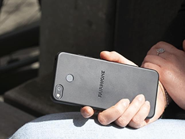 un Fairphone 3 plus dans une main