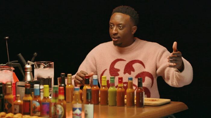 Ahmed Sylla boit les sauces direct à la bouteille