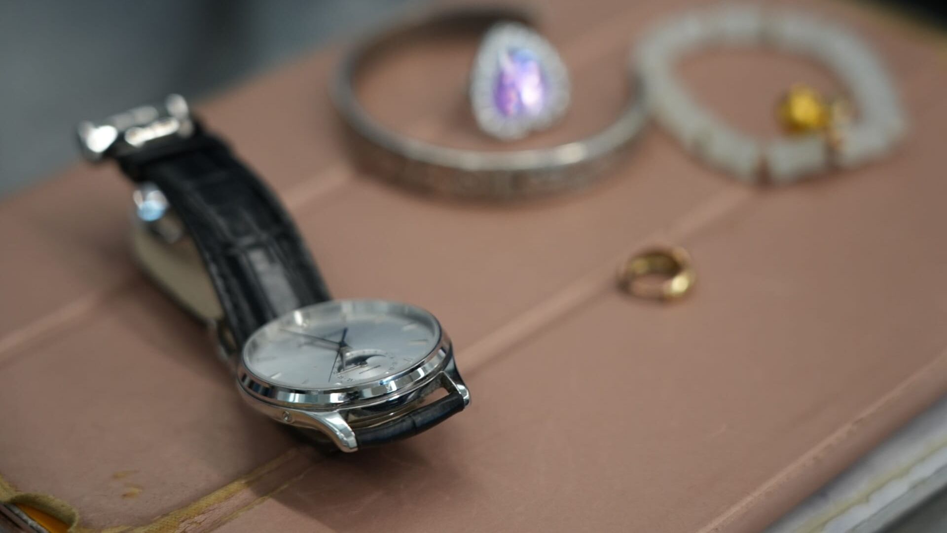 Une montre chère et des perles inestimables