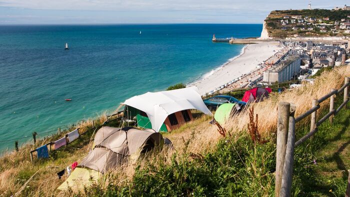 Drague, soirées et naturisme : enquête sur la folie du camping