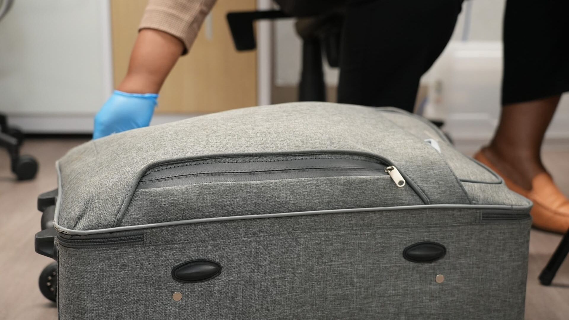 Diamants, espèces et robes de danse