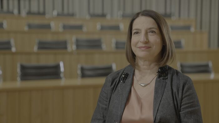 Des institutions affaiblies