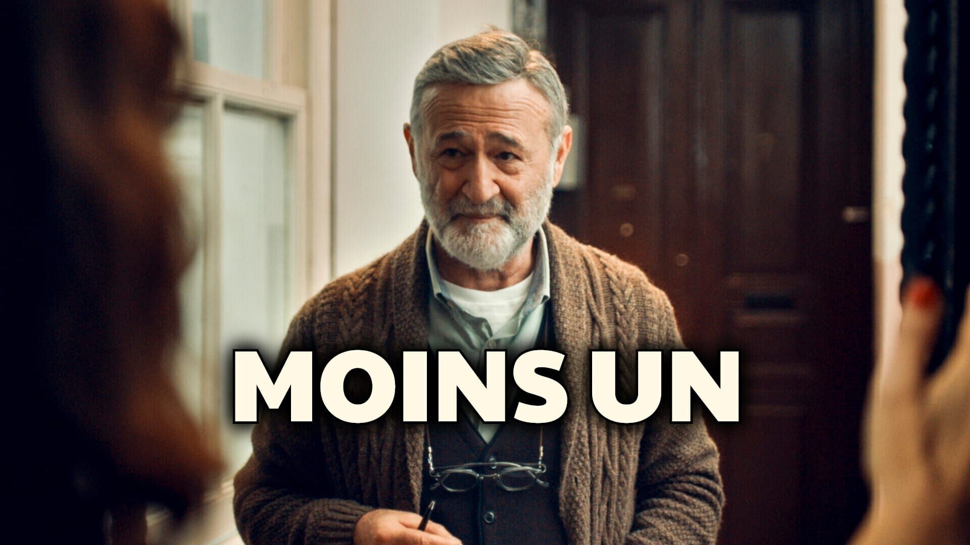 Moins un