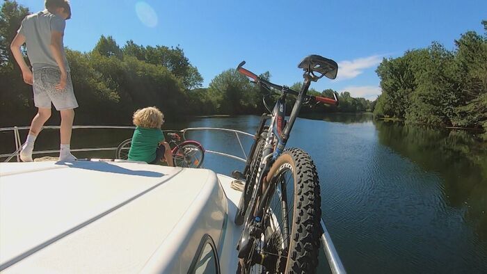 A vélo, en roulotte ou en péniche : le défi des vacances itinérantes en famille
