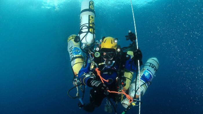 330 mètres sous les mers