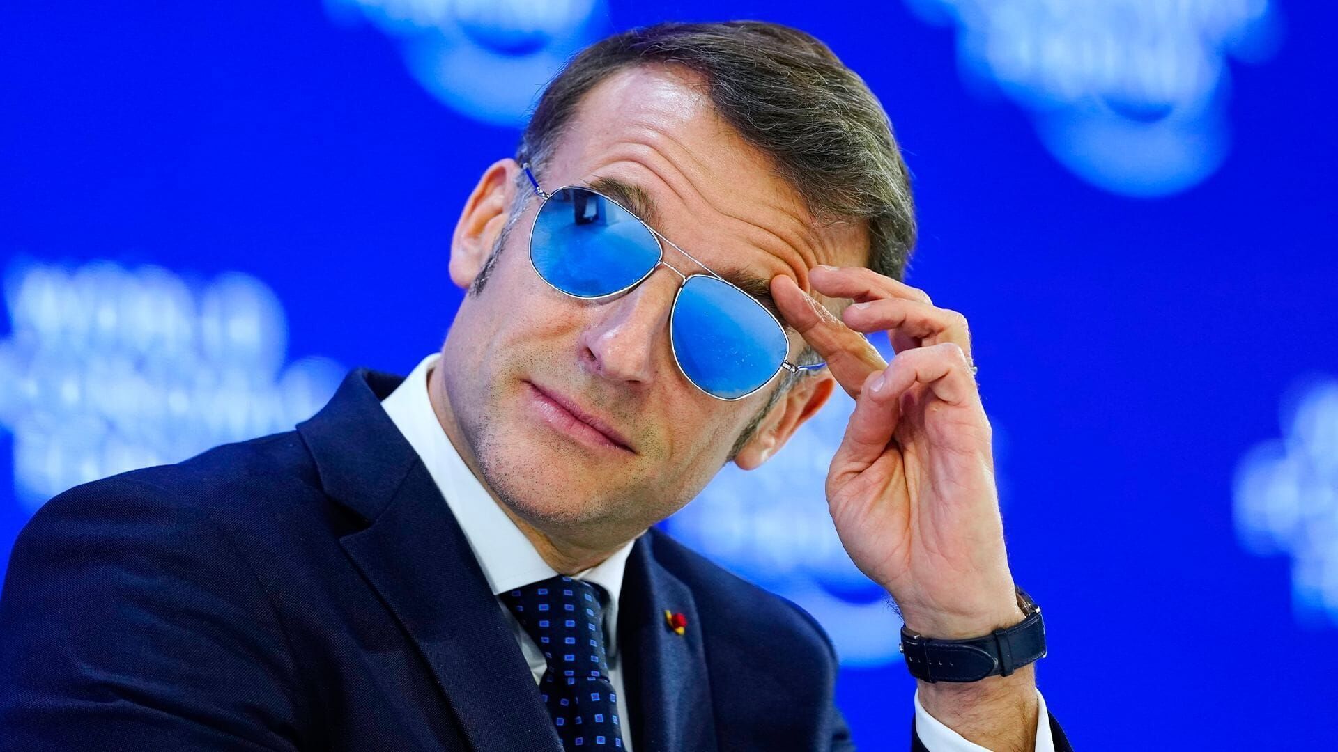 Les lunettes miroir du président Macron