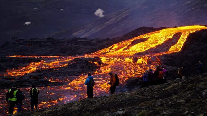 ARTE, A Grindavik, vivre au rythme du volcan, 13h00 - 13h35, Documentaire, Accéder à la TV en direct