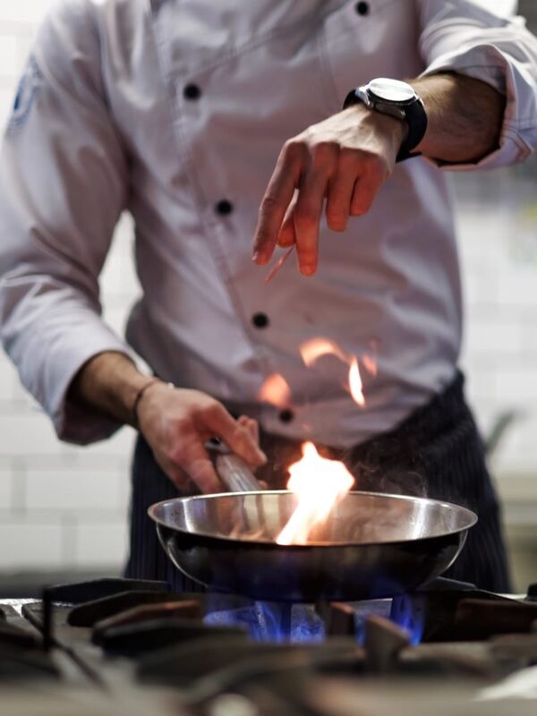 Nos deux candidats auront 45 minutes pour élaborer une recette en mettant l'ingrédient mystère au centre de l'assiette.