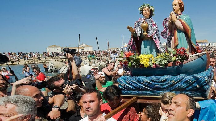 Bling-bling, pèlerinage et fêtes géantes : l'incroyable univers des gitans
