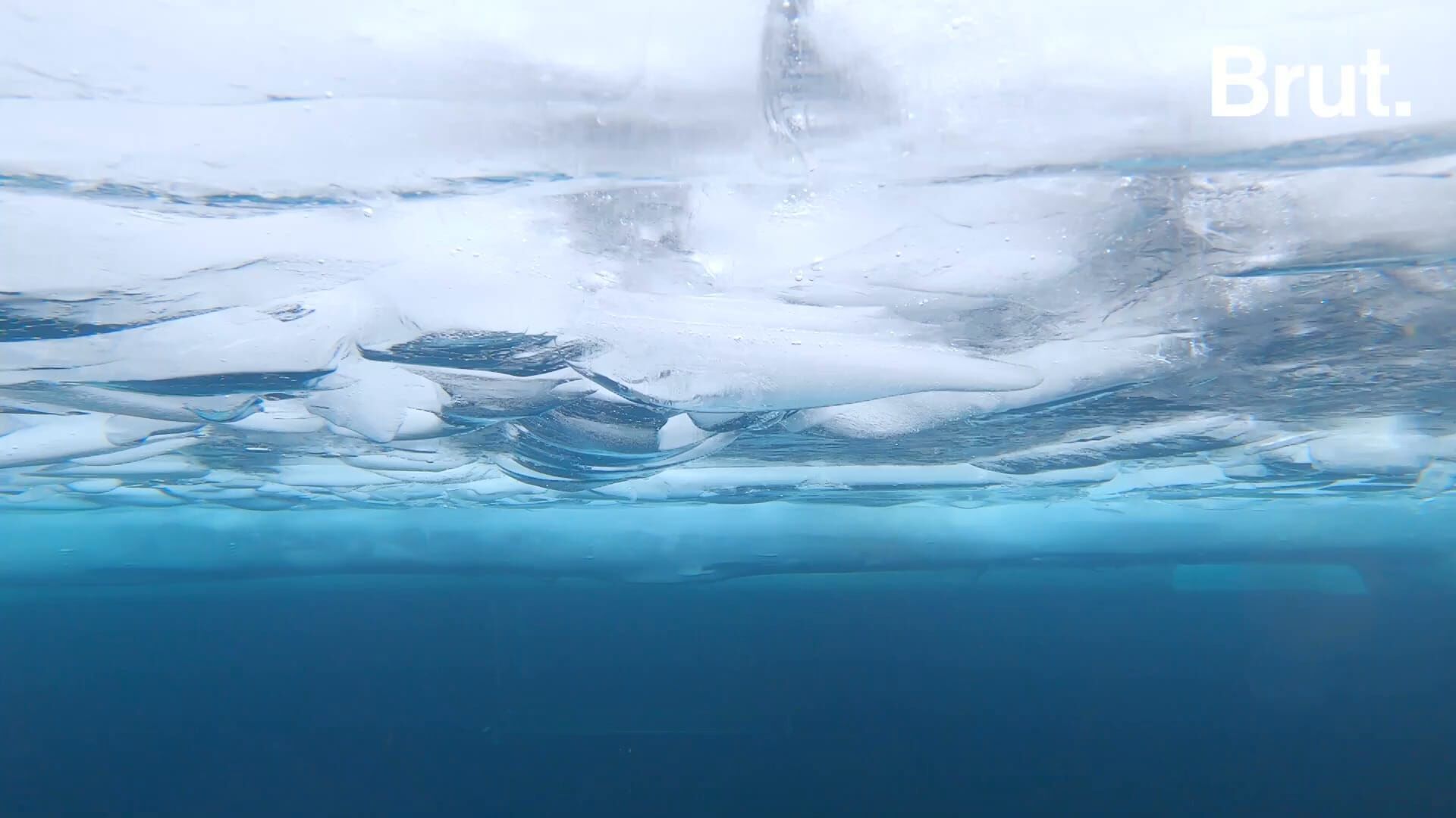 On plonge sous la glace dans les Alpes