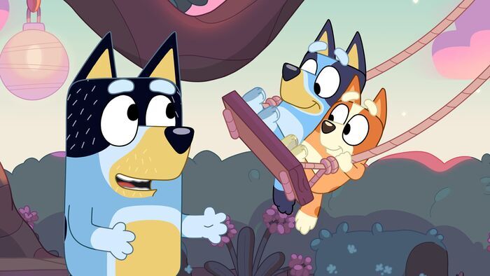 Papa met Bingo et Bluey au lit