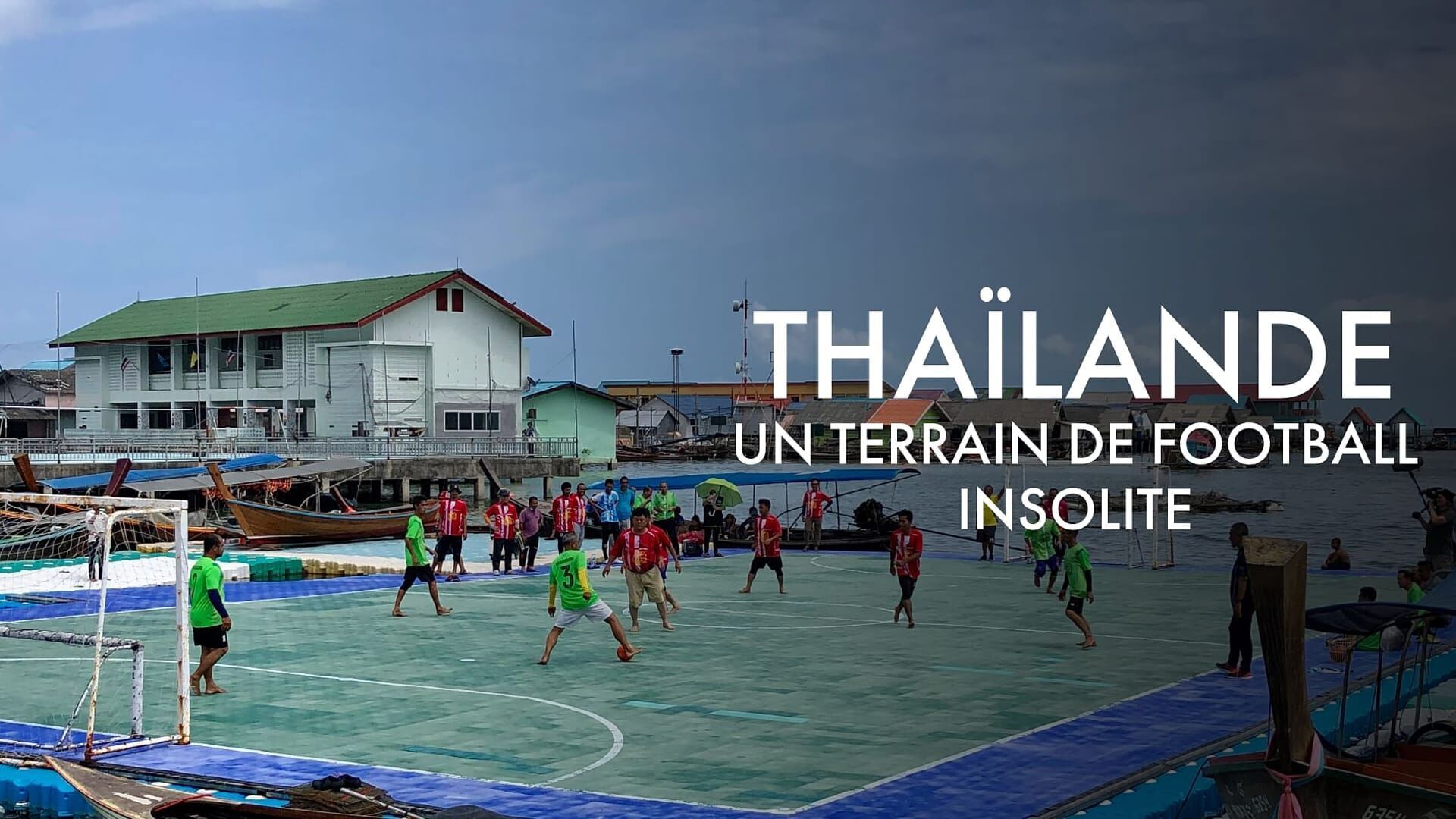 Thaïlande, un terrain de football insolite