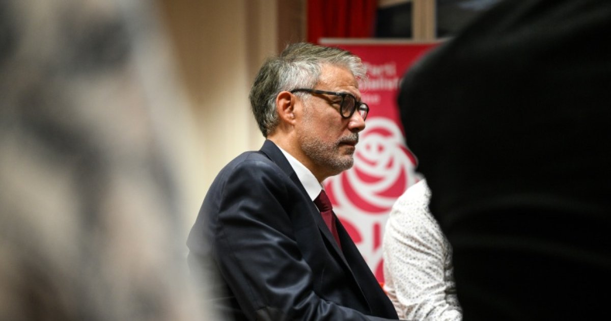 Les cinq candidats à la primaire du pôle socialiste lors du dernier débat, le 4 octobre 2026. © AFP.