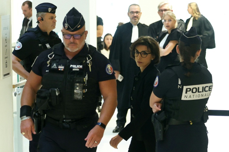 Rachida Dati arrive au palais de justice de Paris, le 16 septembre 2026, pour l'ouverture de son procès pour corruption et trafic d'influence.