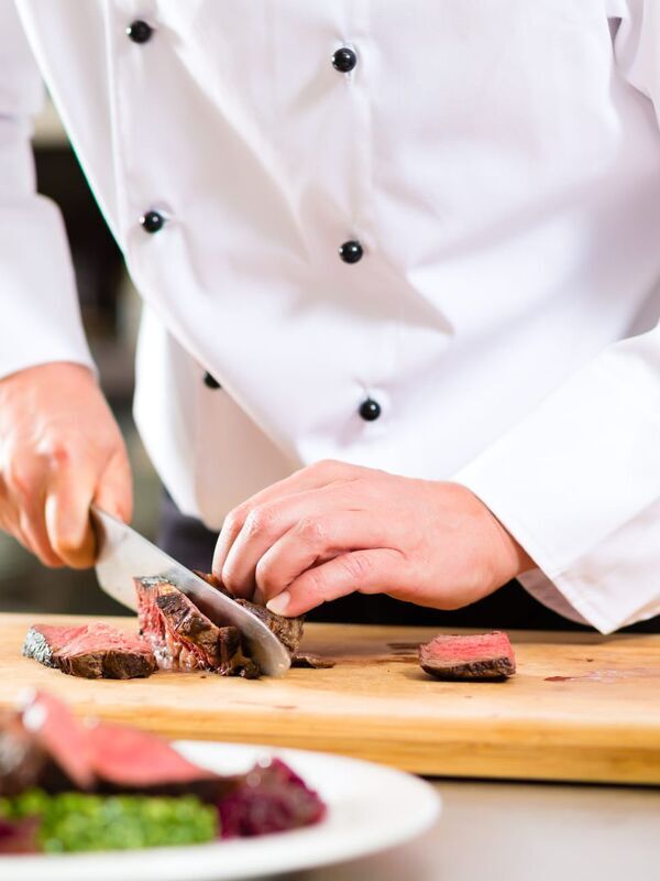 Sous l'œil avisé du généreux chef Mohamed Cheick, la famille Clercin cuisinera 3 plats sur le thème d' \" un week-end à la mer \".