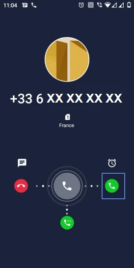 Étape 2 : Lorsqu’un correspondant vous appelle alors que vous êtes déjà en communication, faites glisser l'icône Téléphone vers la droite pour répondre au second appel. L'appel en cours sera mis en attente.