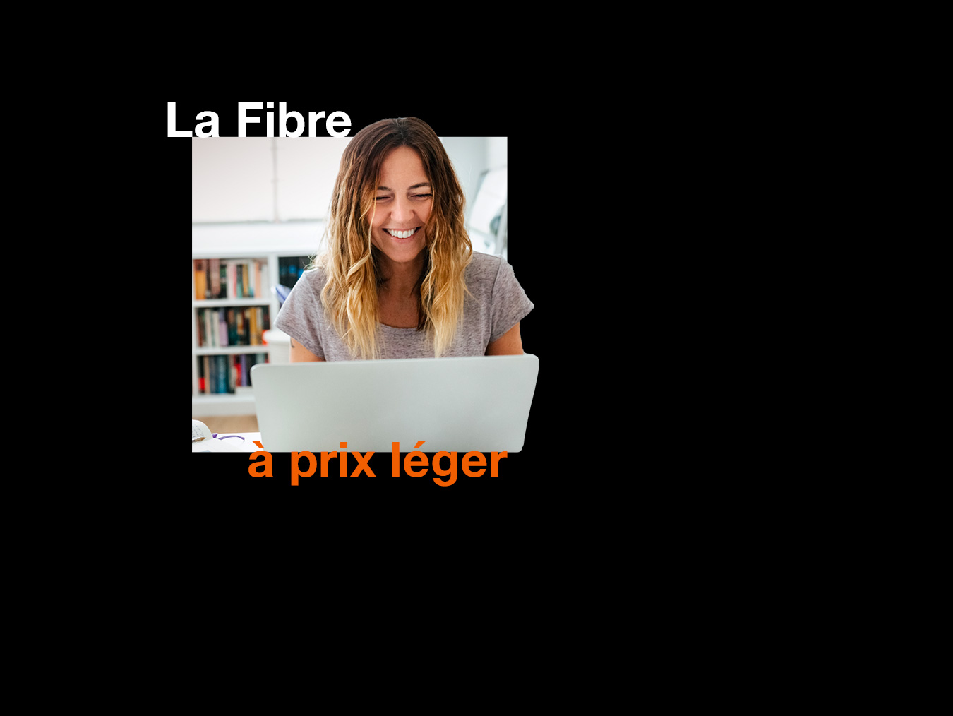 Une femme profite des frais de mise en service offerts sur une offre Livebox depuis son PC portable