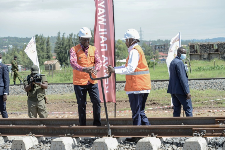 Les présidents kényan et ougandais relancent l'extension d'une ligne ferroviaire