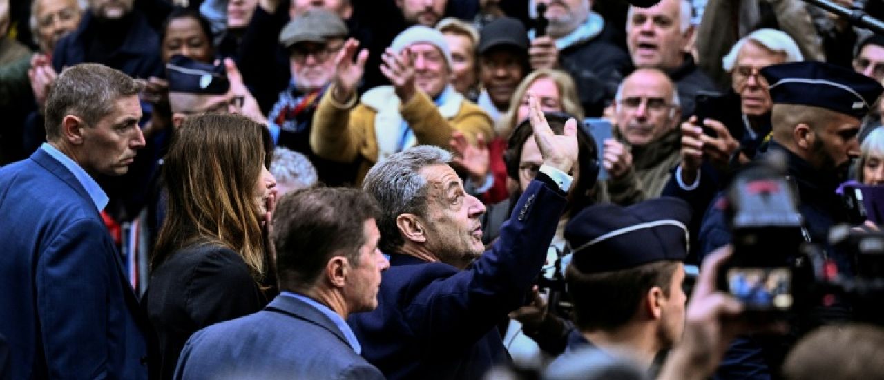 En prison, Sarkozy protégé par deux policiers armés, "folie sécuritaire" dénonce un syndicat En prison, Sarkozy protégé par deux policiers armés, "folie sécuritaire" dénonce un syndicat