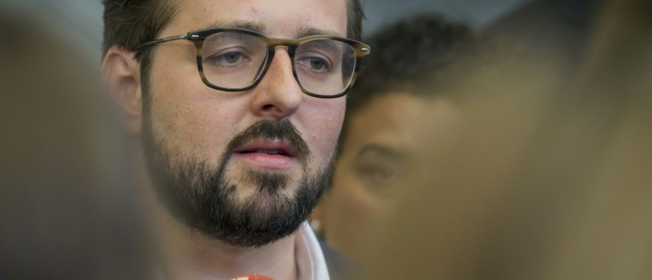 Budget: les 44 milliards d'économies doivent être "réduits de moitié", prévient un député PS