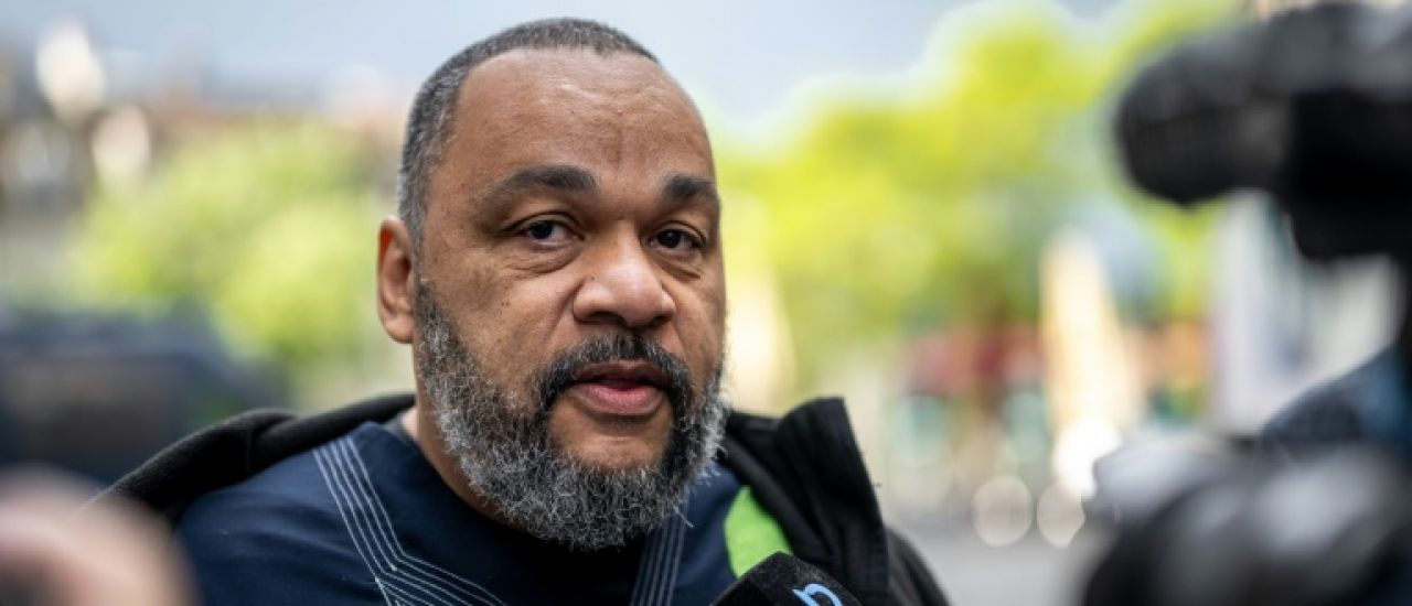 Un spectacle interdit de Dieudonné interrompu par la gendarmerie en Loire-Atlantique Un spectacle interdit de Dieudonné interrompu par la gendarmerie en Loire-Atlantique