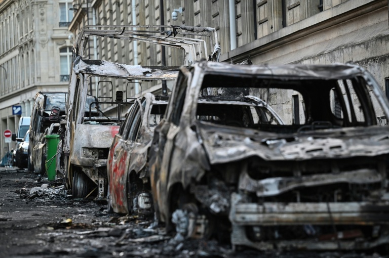 "Comme si on avait eu la guerre": Paris se réveille sidéré après les violences