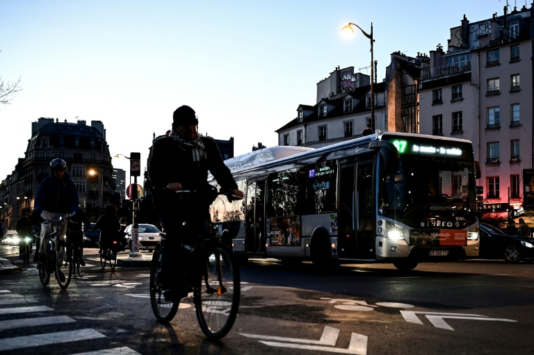Dompter la rue parisienne, le défi des "Bus d'Or"