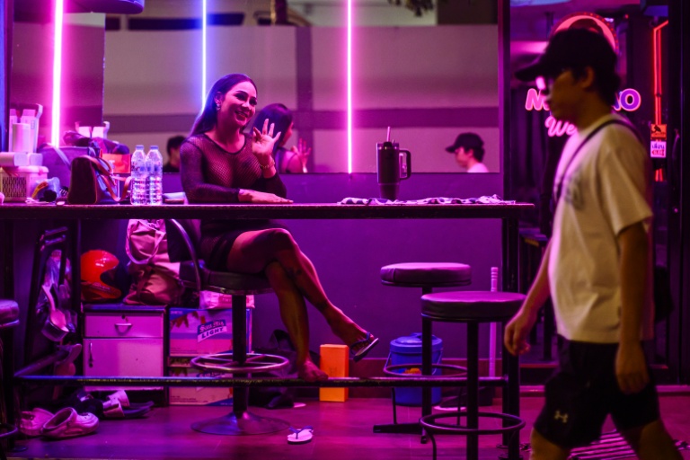 Sous les néons de Pattaya, une réputation qui colle aux escarpins