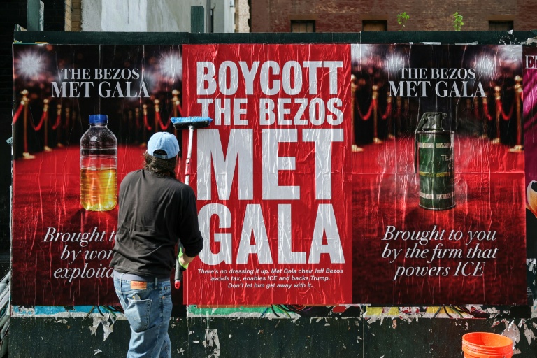 A New York, une campagne d'affichage sauvage contre Jeff Bezos au Met Gala