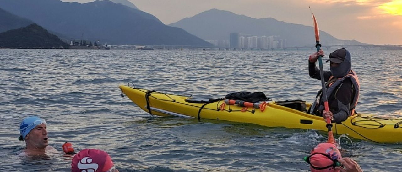 Autour de la plus grande île de Hong Kong, le record de deux nageurs marathoniens