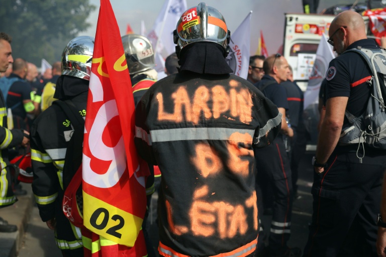 Pétards et sirènes hurlantes, plusieurs milliers de pompiers manifestent à Paris