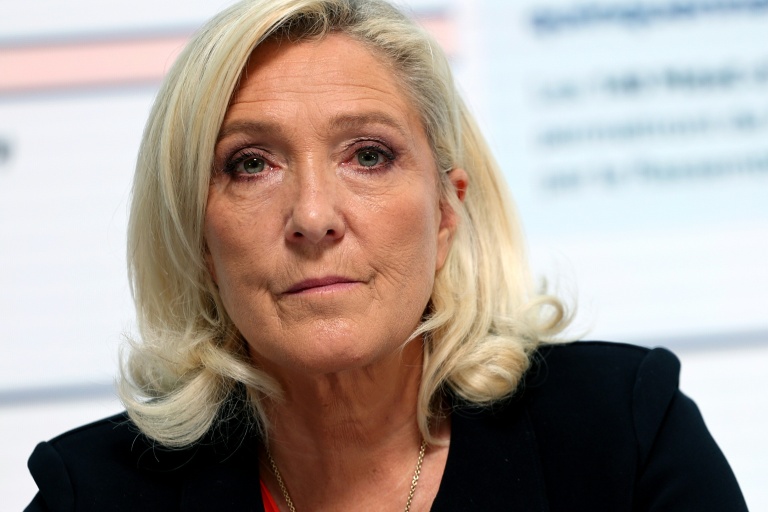 Présidentielle : en quête de crédibilité budgétaire, Le Pen promet un "effort radical" de "140 milliards net"