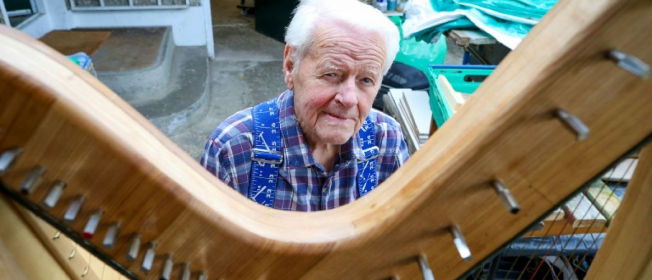 La fabrication de harpes, nouvelle passion d'un octogénaire irlandais La fabrication de harpes, nouvelle passion d'un octogénaire irlandais
