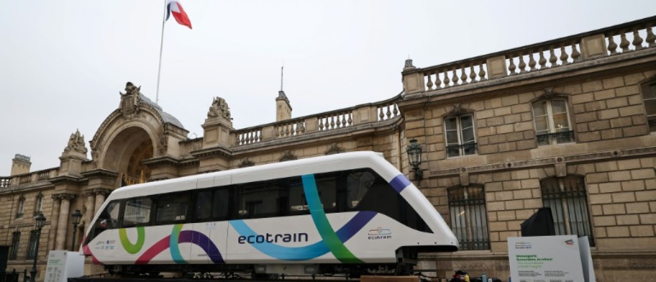 Ecotrain, petit train de la ruralité, fait un arrêt devant l'Elysée