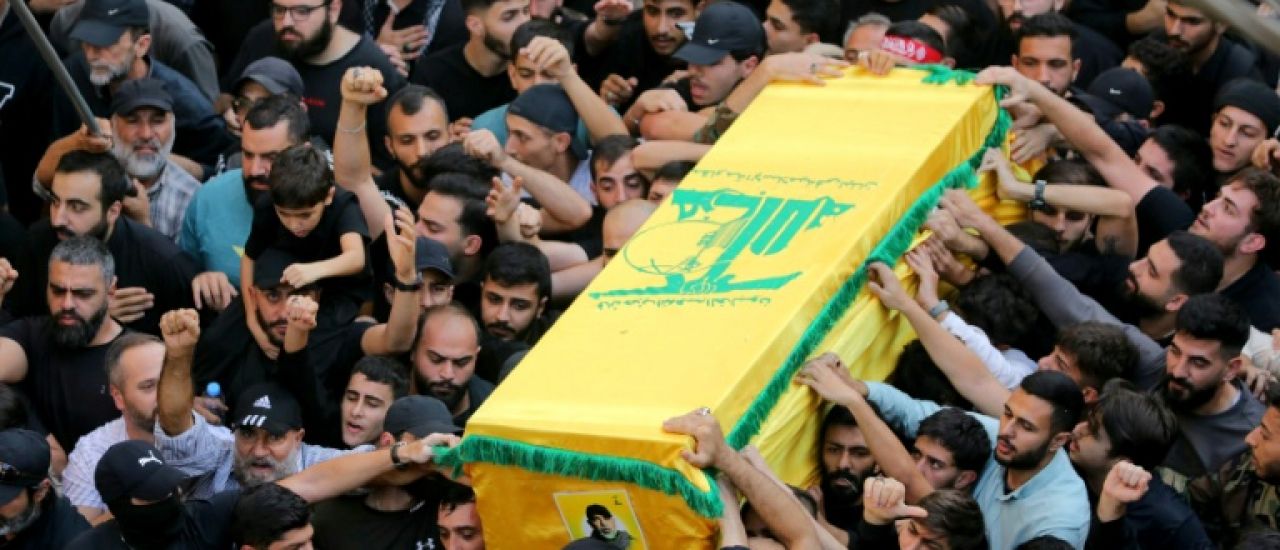 Liban: le Hezbollah enterre son chef militaire tué par Israël, l'Iran appelle à la vengeance
