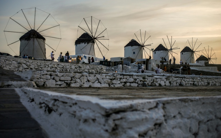 "Emily in Mykonos": la jet-set et Hollywood vendent le tourisme grec aux Américains