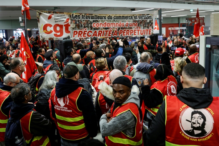 La CGT a bloqué un hypermarché Auchan à Bagnolet pour dénoncer la "précarité" dans le commerce