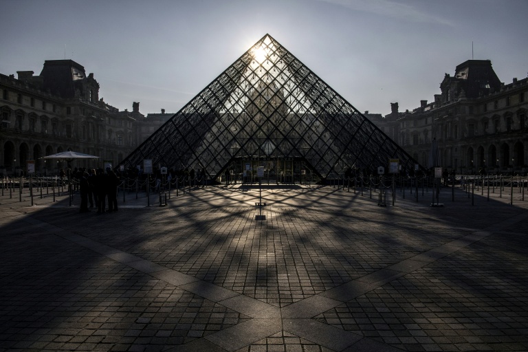 Au Louvre, frustration et résignation devant la hausse des prix pour les touristes hors-UE