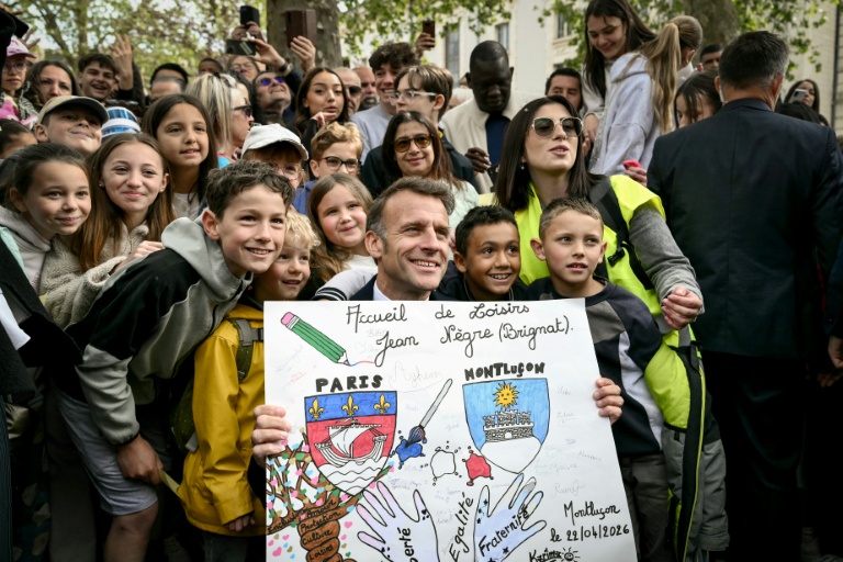 Dans l'Allier, Macron expose "la méthode Notre-Dame" pour accélérer "150 cathédrales industrielles"