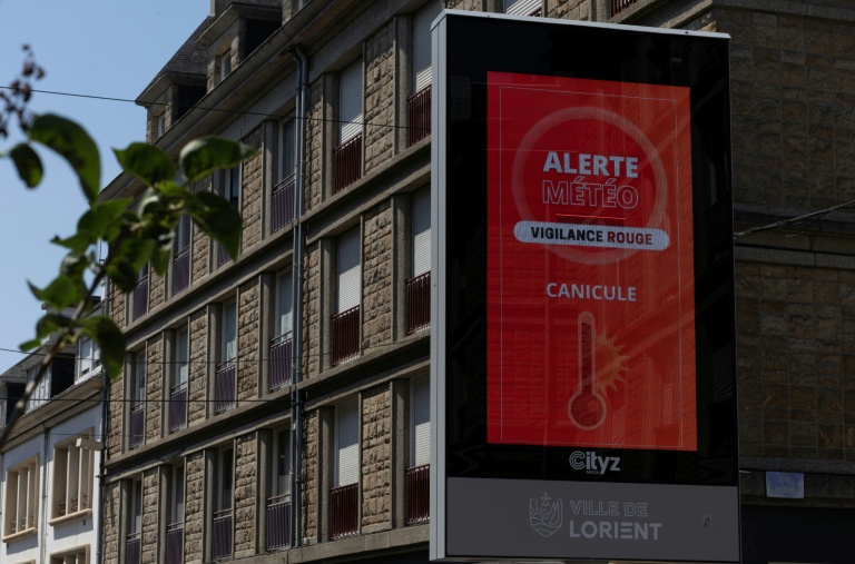 La canicule monte encore d'un cran, 24 départements placés en vigilance rouge samedi