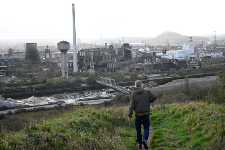 Au pied des terrils, les vestiges industriels de Charleroi attirent les fans d'"urbex"