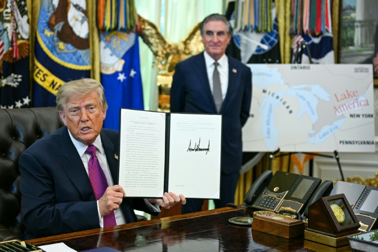 Trump signe un décret changeant le nom du "lac Ontario" en "lac d'Amérique"